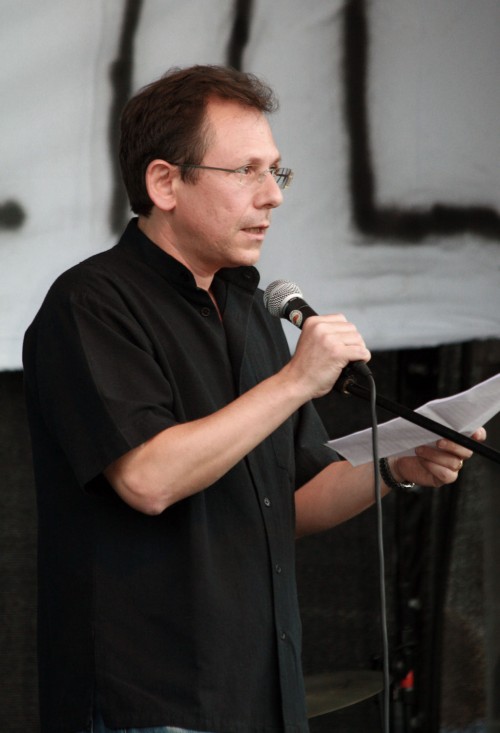Doron Rabinovi donnant un discours près du parlement autrichien, à Vienne, le 18 juin 2009.