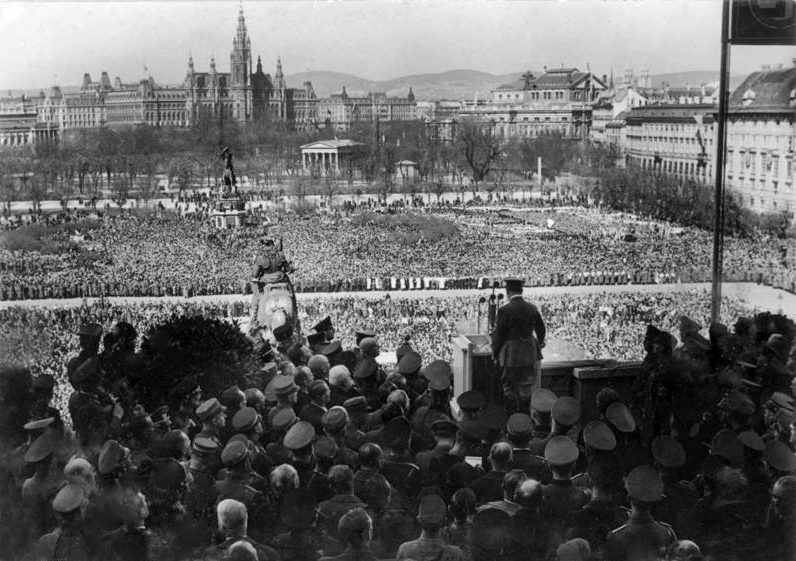 Le mardi 15 mars 1938, Adolf Hitler s'adresse pour la première fois à son peuple et au monde entier depuis la rampe de la Hofburg de Vienne.