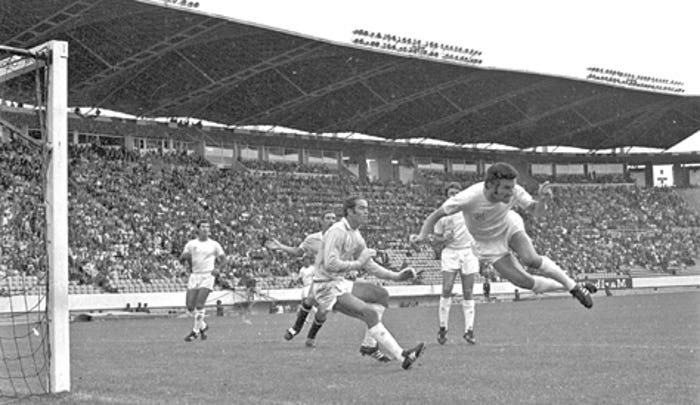 Shmuel Rosenthal, right, goalkeeper Itzhak Vissoker and Yeshaiyahu Schwager, during the World Cup in Mexico.