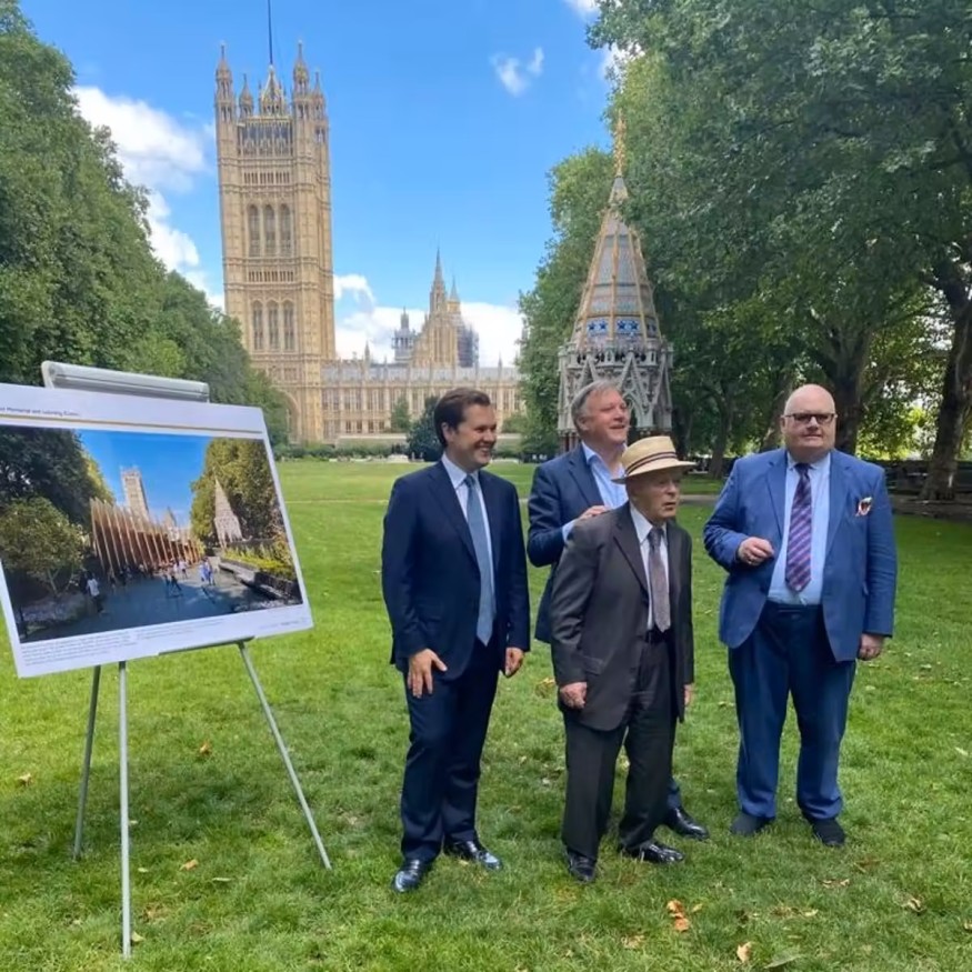 Le secrétaire d’État Robert Jenrick (à gauche) pose en juillet 2021 devant le projet de Memorial, sur le site de son futur emplacement, avec un survivant de la Shoah (Robert Jenrick / Twitter)