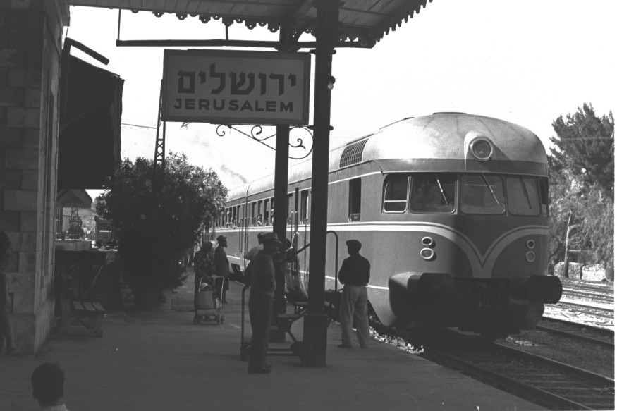 Autorail de Jérusalem fabriqué par Maschinenfabrik Esslingen, dans le cadre de l'accord de réparation avec l'Allemagne. Licence Wikipedia Commons
