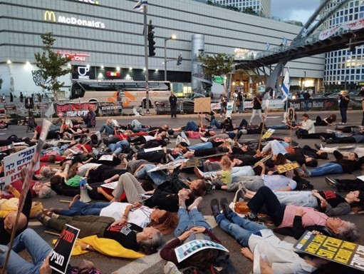 Des manifestants bloquent la route, allongés