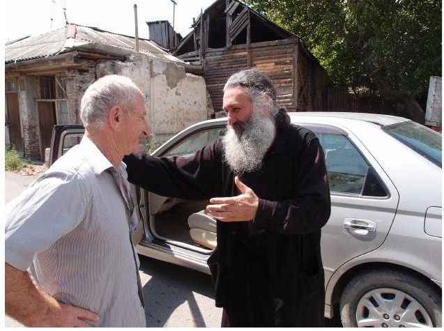 L’un des Juifs vivant toujours à Kareli (bourgade du centre du pays) y rencontre leprêtre orthodoxe local, une chaleureuse discussion s’engage.