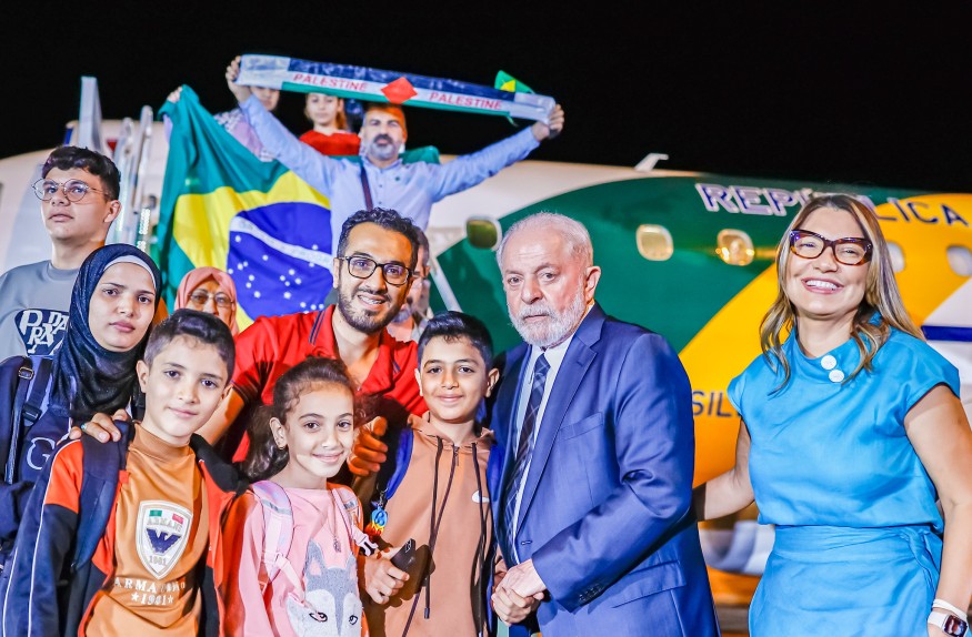13.11.2023 - Presidente da República, Luiz Inácio Lula da Silva, durante Recepção do grupo de brasileiros e familiares resgatados na Faixa de Gaza.jpg