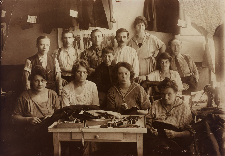 Atelier de confection pour hommes Skolni situé rue Marcadet à Paris, 18e arrt. Debout à gauche, Raphaël Eskenazi, 1920 © Mémorial de la Shoah /C.D.J.C./M.J.P.