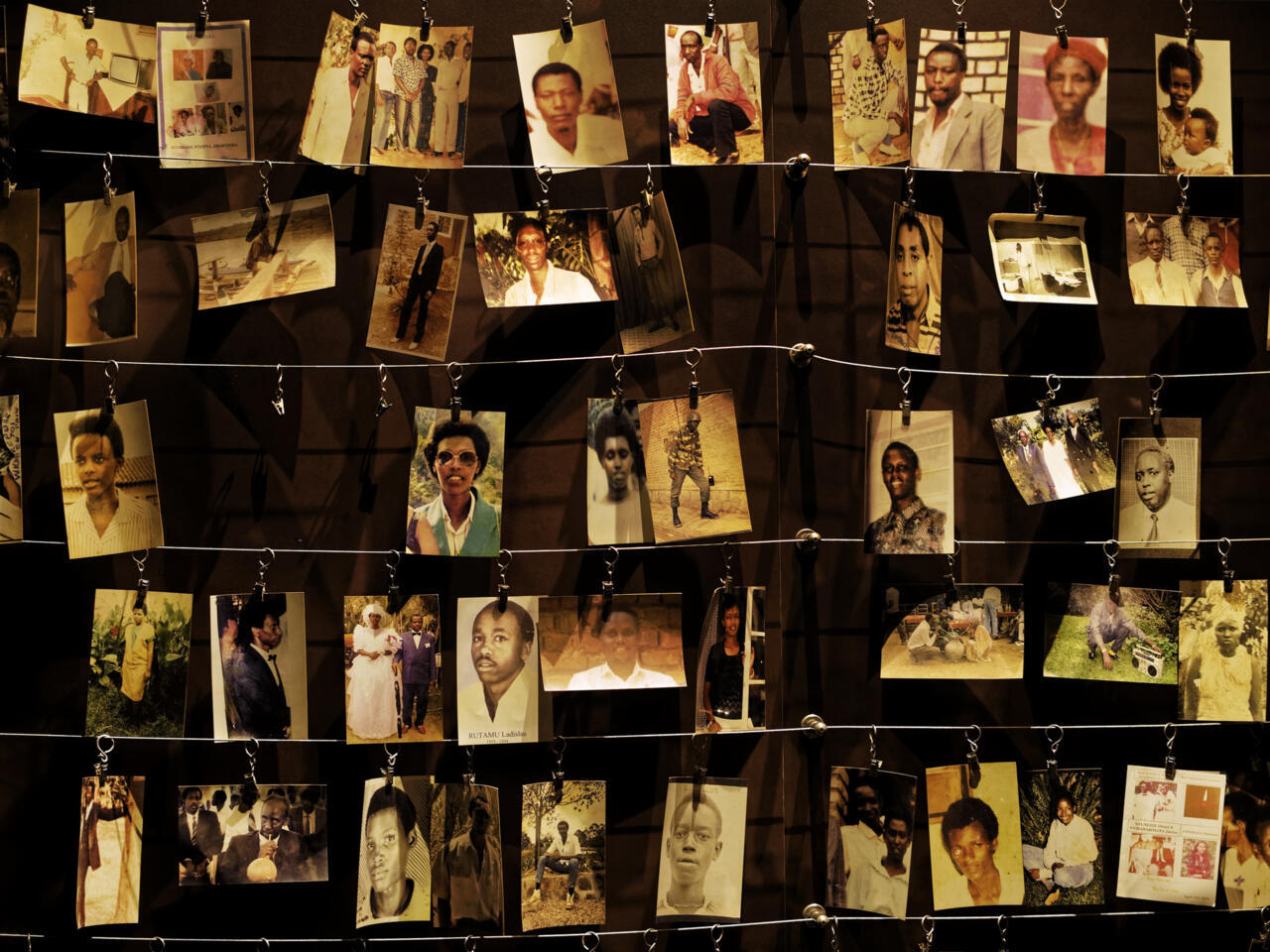 Kigali Genocide Memorial Museum, photographies de victimes du génocide de 1994.