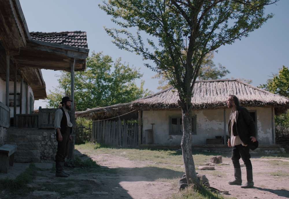 L'aubergiste juif Leiba Zibal et son employé chrétien Gheorghe. Extrait de Semaine sainte, film d'Andrei Cohn (2024), adapté d’Un cierge pour Pâques.