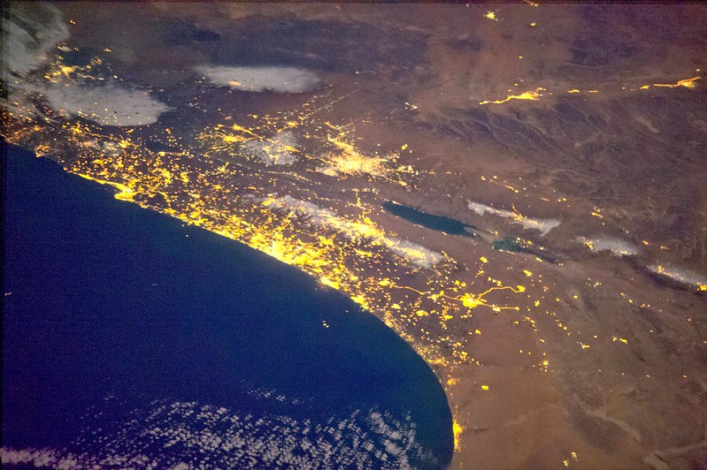 Image HDR créée à partir de clichés de la mission ISS038, montrant la majeure partie d’Israël et de la Palestine ainsi que certaines régions de Jordanie et d’Égypte, la nuit.