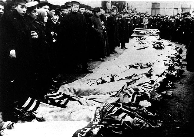 Photographie prise après le pogrom de Kichinev en 1903. Les victimes sont allongées, enveloppées dans des châles de prière avant l’inhumation (domaine public).