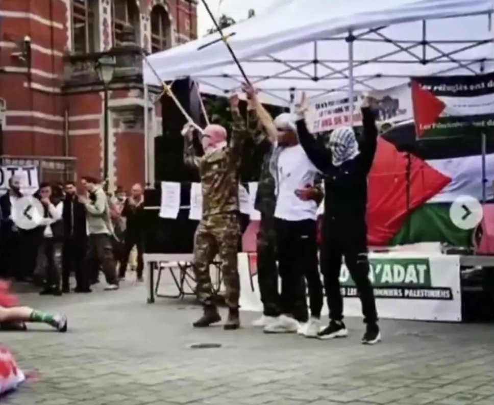 Bruxelles, 9 juin 2025 – Lors du "Festival de la résistance" à Saint-Gilles, un spectacle controversé impliquant des jeunes a mis en scène une simulation de l’attaque terroriste du Hamas du 7 octobre 2023. Capture d'écran YouTube.