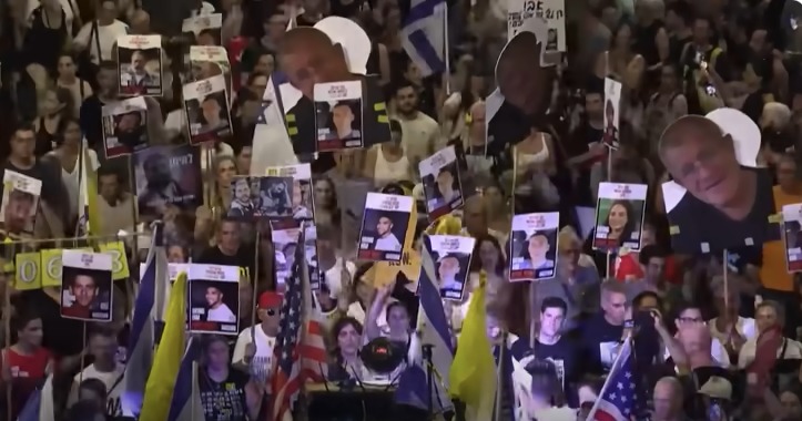 Rassemblement sur la Place des Otages, à Tel Aviv, le 9 août 2025. (Crédit : Aviv Atlas/Forum des familles des otages et disparus)