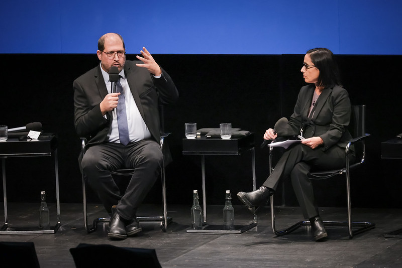 Michael Sfard, avocat spécialisé en droits et Judy Maltz, journaliste à Haaretz. Crédits : OMER MESSINGER / Haaretz Conference