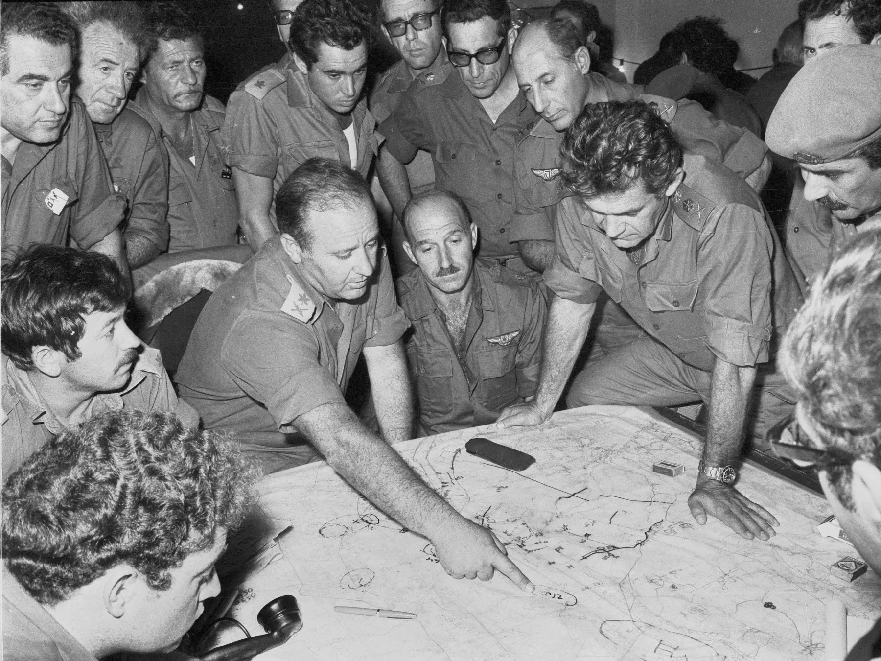 Réunion du Commandement régional du Nord de l'Armée de défense d'Israël lors de la guerre du Kippour, le 10 octobre 1973.