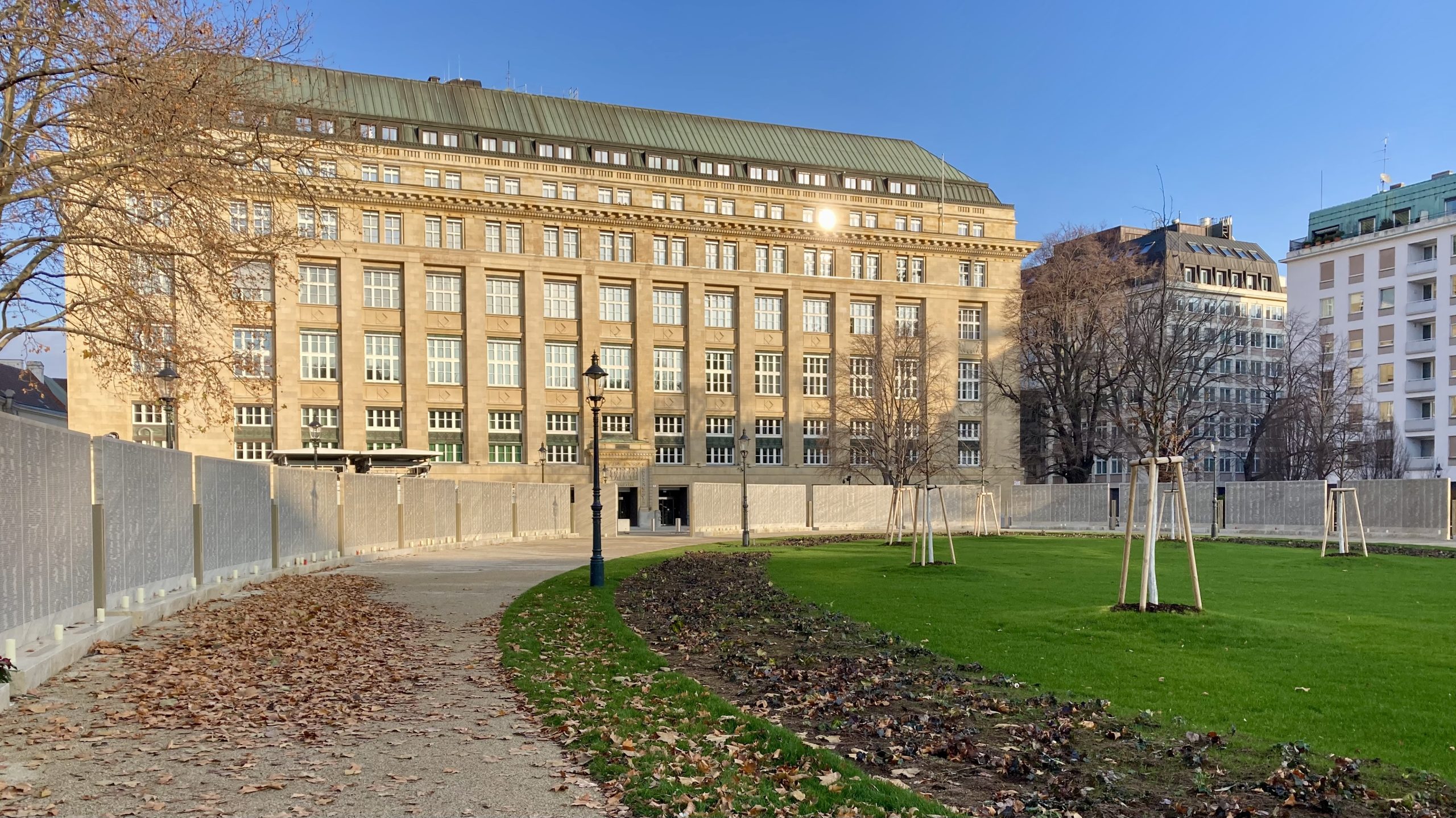 Vue panoramique du Mur des noms de la Shoah à Vienne, ensemble de stèles de pierre gravées encerclant un jardin devant le bâtiment de la Maison de l’histoire autrichienne / Neue Hofburg.