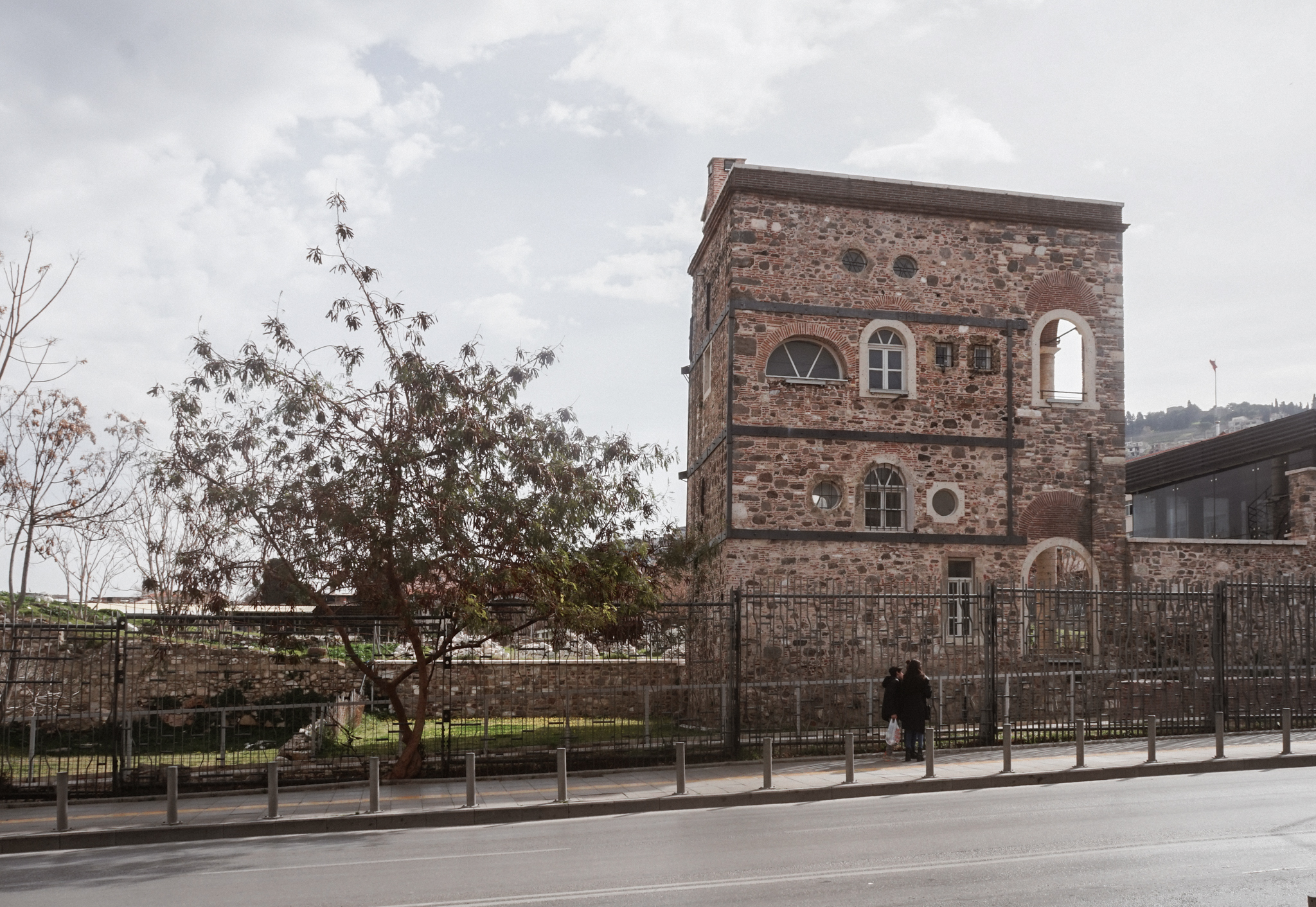 Façade de la Maison de Sabbataï Zevi à Izmir, présentant une architecture historique avec des murs en pierre et des fenêtres à volets. Ce bâtiment est associé à Sabbataï Zevi, un messie juif du XVIIe siècle, et représente une partie importante de l'héritage juif de la ville.