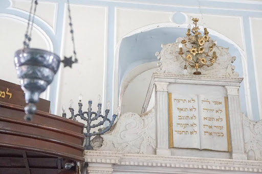 Ner tamid (lampe éternelle) et Hekhal (arche sainte) de la synagogue Sinyora à Izmir Cc Camille Scali