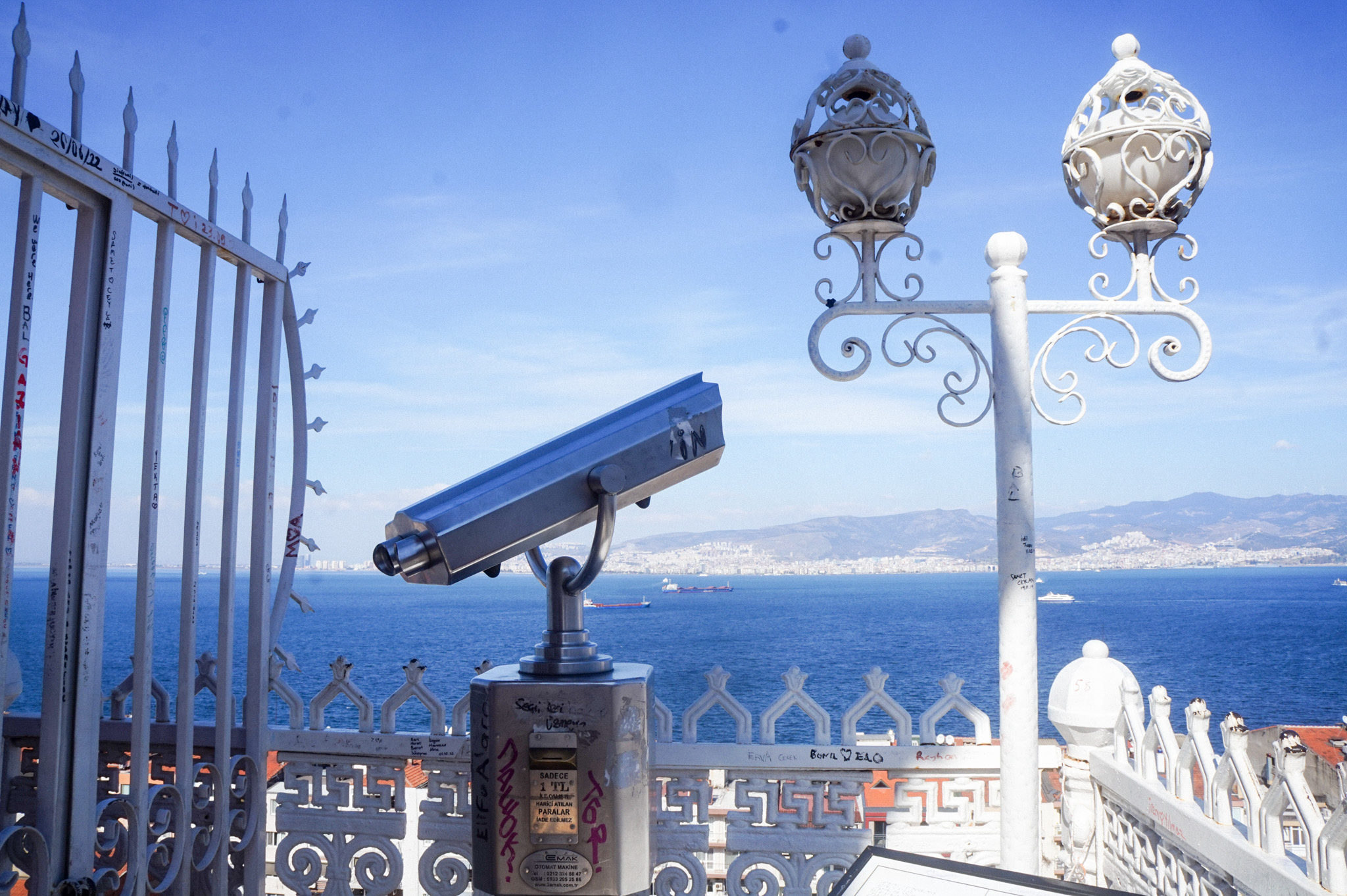 Vue depuis l'ascenseur qui mène au sommet de la ville d'Izmir Cc Camille Scali