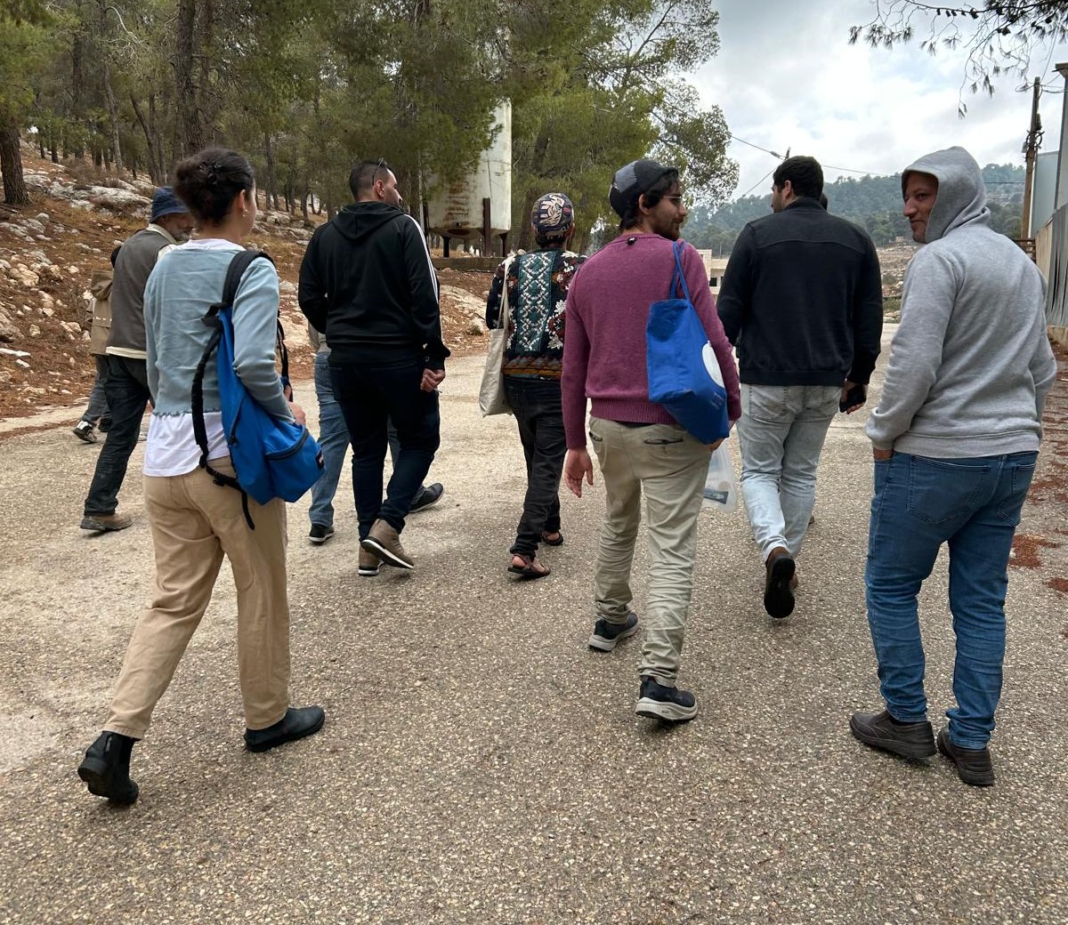 Des activistes de Bnei Avraham et des Palestiniens de Cisjordanie marchent ensemble vers les terres de ces derniers © Bnei Avraham