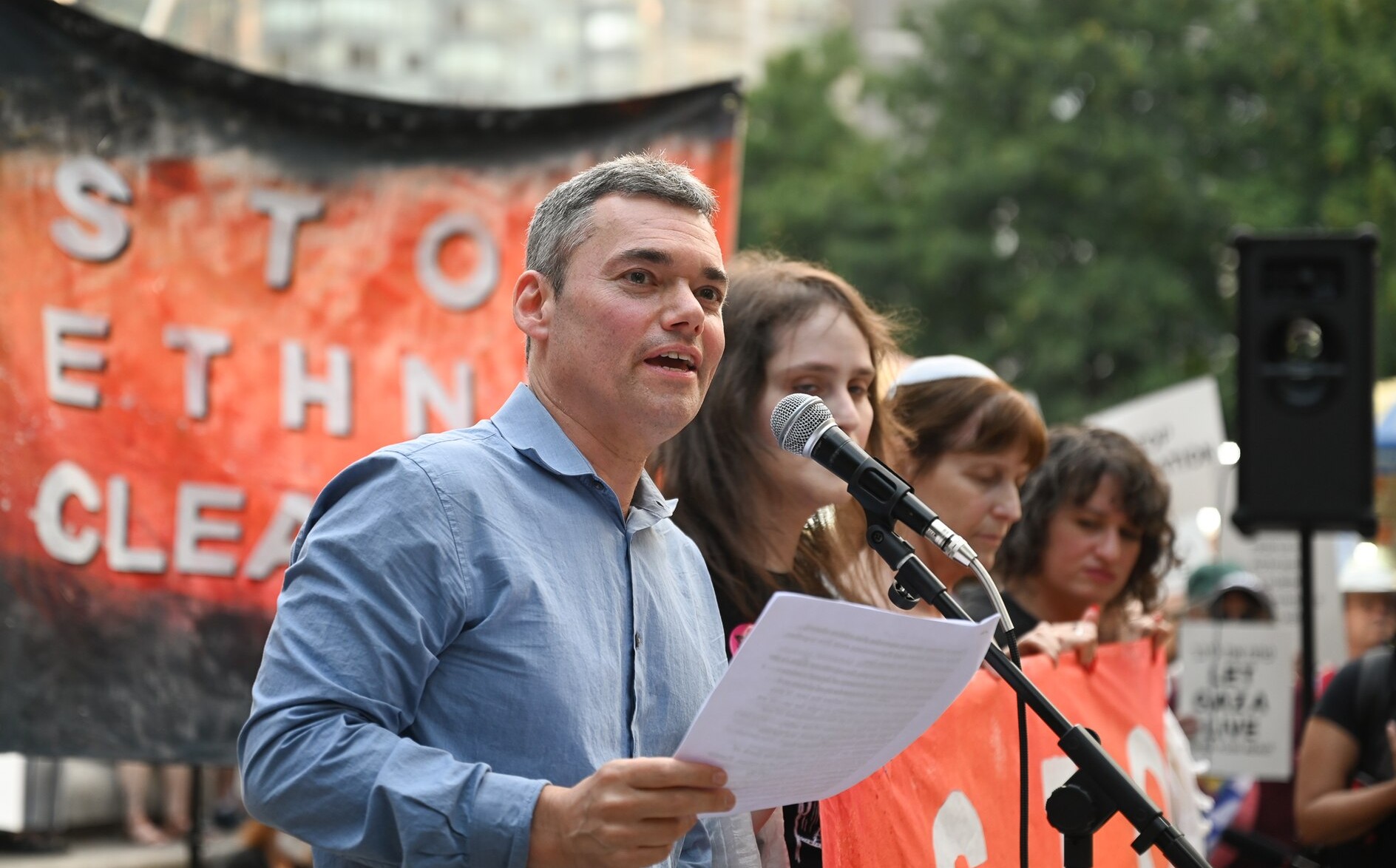 Peter Beinart prenant la parole lors d'un rassemblement pour la paix à New York, août 2025, Wikimédia Commons