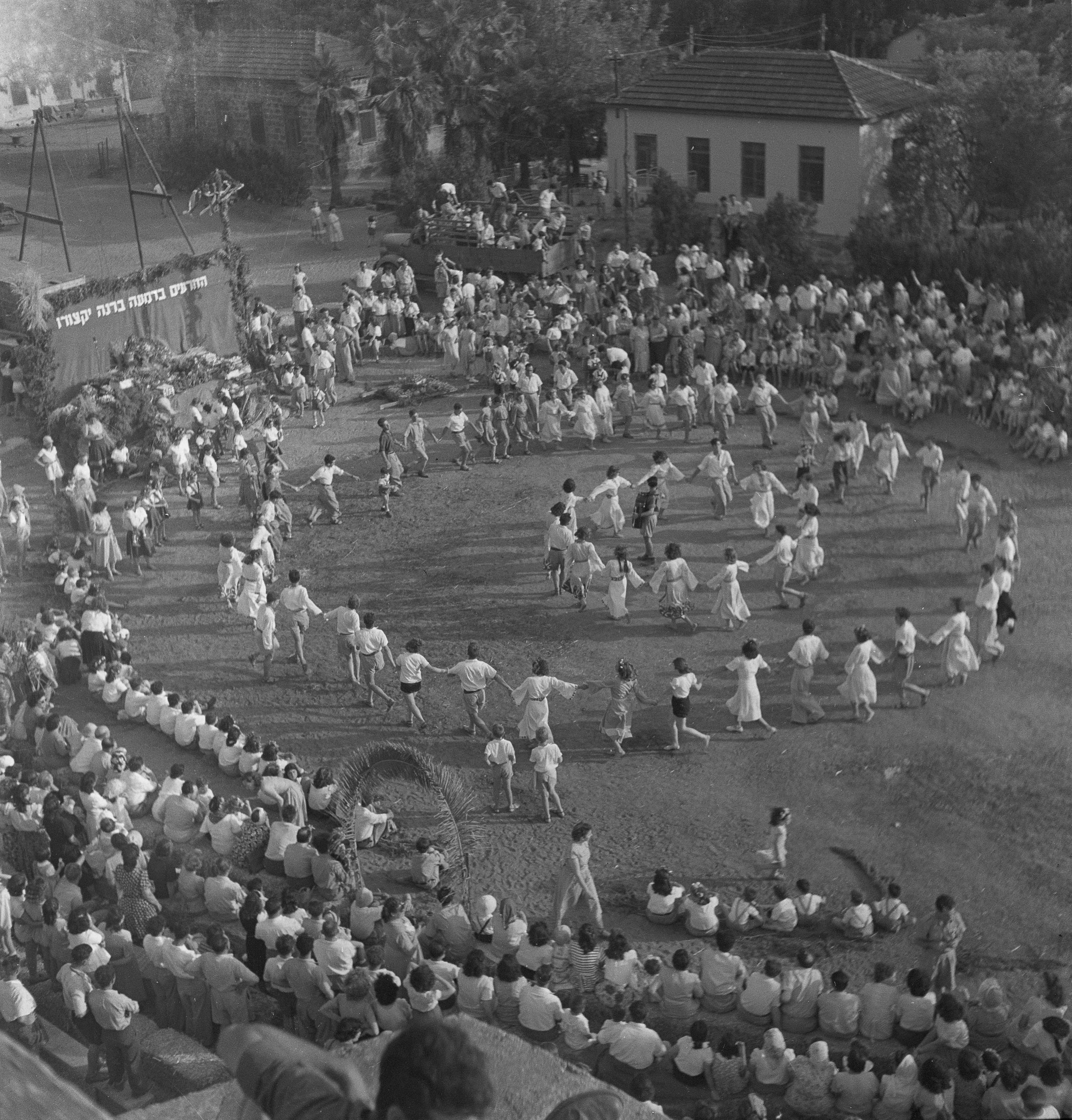 Jacob Rosner (phot.), danse de la hora, fête de Shavouot au kibboutz, 1949, Jérusalem, musée d'Israël.