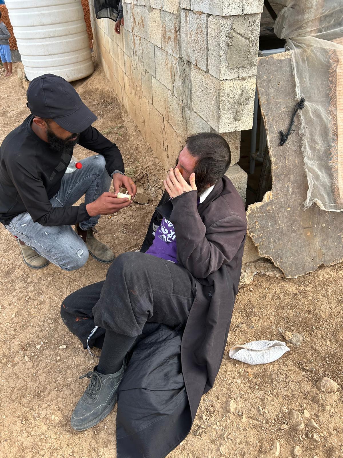 Un Palestinien de Murajat vient en aide à un militant de Bnei Avraham qui a été agressé par un colon © Bnei Avraham