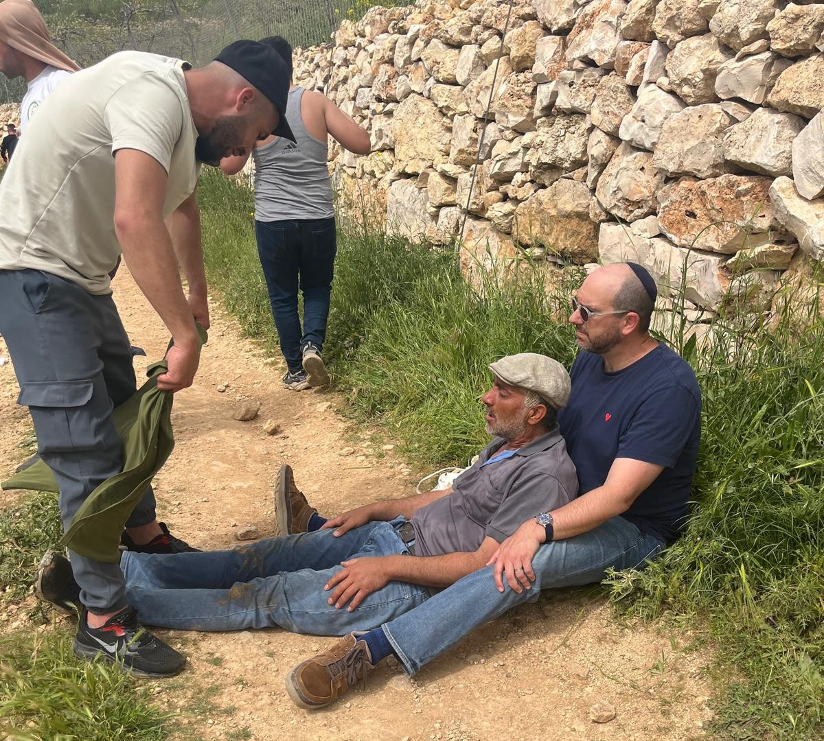 Un militant de Bnei Avraham vient en aide à un agriculteur palestinien venu travailler sur sa terre et agressé par un colon © Bnei Avraham