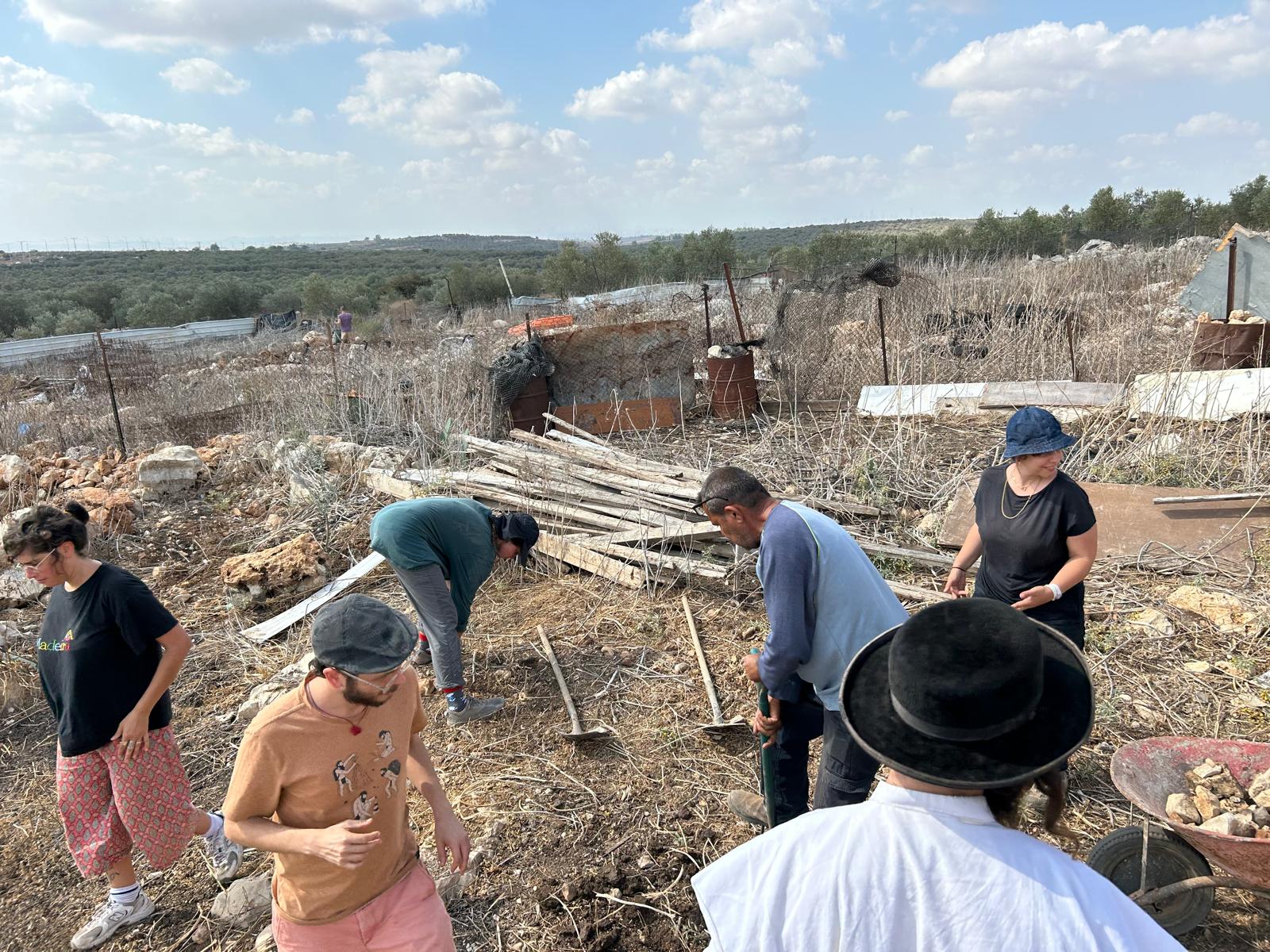 Des militants de Bnei Avraham aident un Palestinien à préparer sa terre pour l'hiver © Bnei Avraham