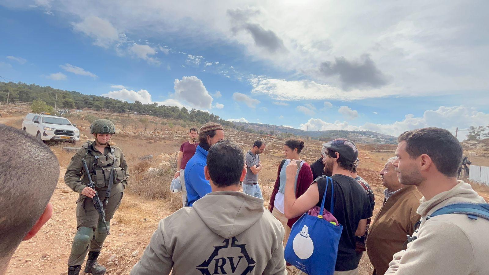 Des militants de Bnei Avraham tentent d'aider des Palestiniens à rester sur leurs terres lorsque des colons et des soldats arrivent © Bnei Avraham
