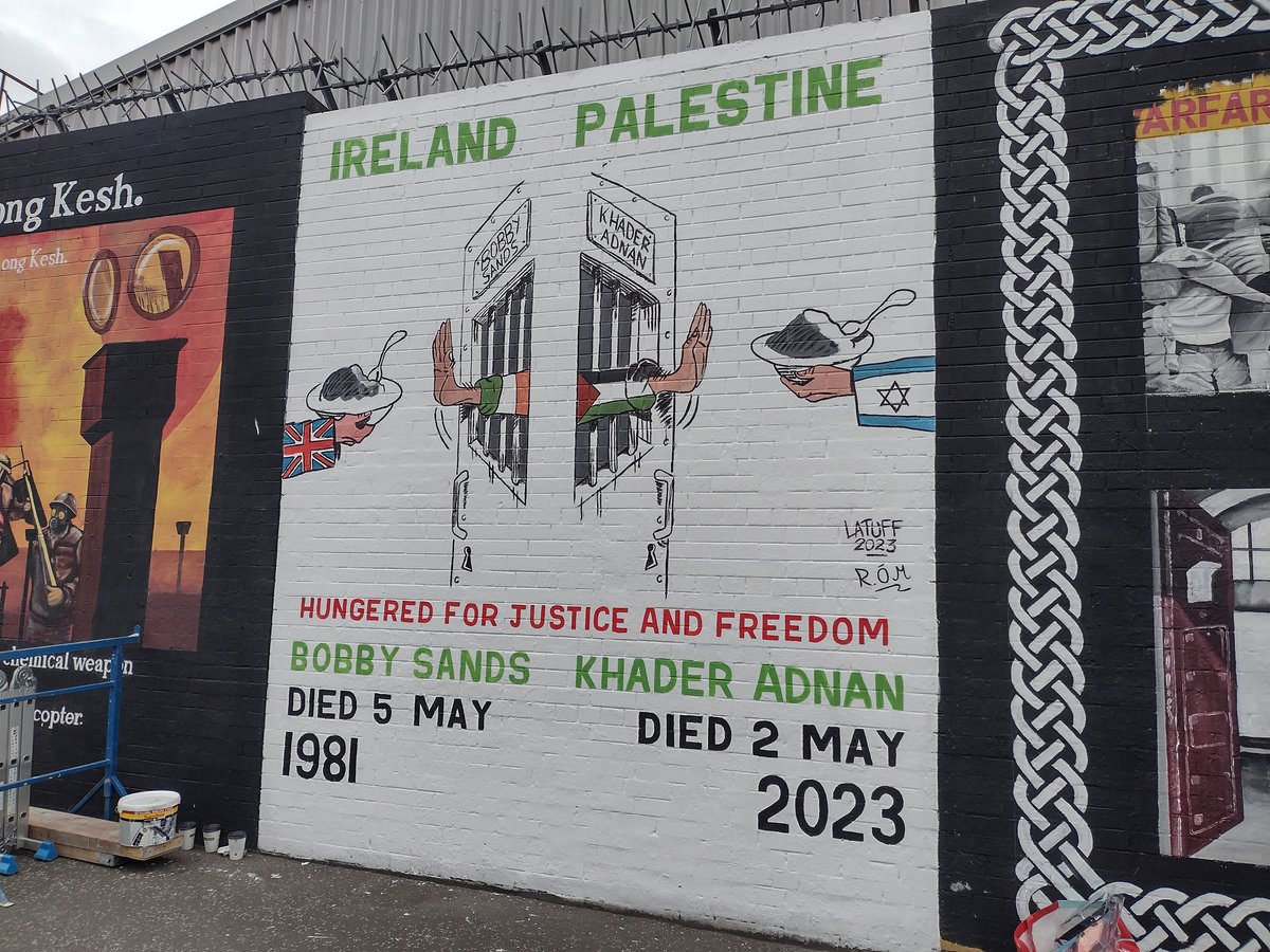 Peinture murale à Belfast, conçue comme une œuvre sur la solidarité entre les Irlandais et les Palestiniens, qui associe Bobby Sands et Khader Adnan dans une même iconographie de la lutte et du martyr.
