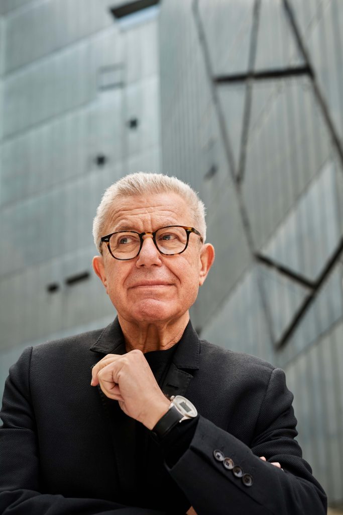Daniel Libeskind, Close-up with the new building’s facade in the background, 2021
Copyright: Jewish Museum Berlin; photo: Yves Sucksdorf