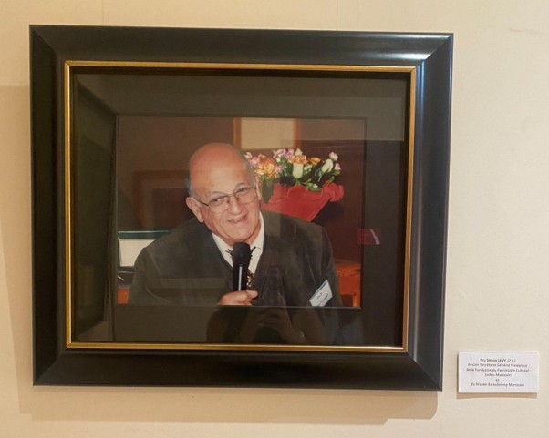 Photographie de Simon Lévy, fondateur du Musée du Judaïsme Marocain de Casablanca, exposée dans le même musée. Photo prise par l’auteure, 2022.