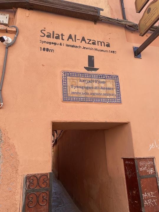 Inscription indiquant l’accès à la Synagogue Lazama, Marrakech. Photo prise par l’auteure, octobre 2025.