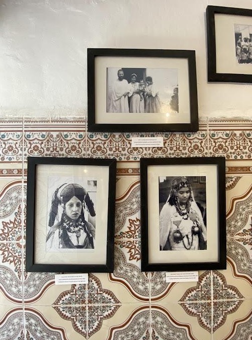 Photographies représentant des Juifs de l’Atlas exposées au musée de la Synagogue Lazama de Marrakech. Photo prise par l’auteure, octobre 2025.