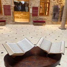 Une Torah et un Coran exposés côte à côte dans le patio de Bayt Dakira. Photo prise par l’auteure, 2022.