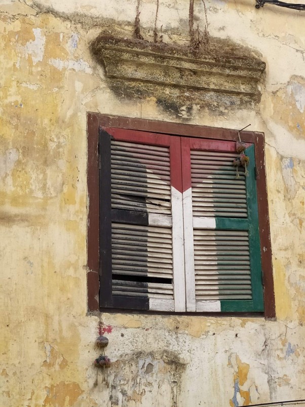 Drapeau palestinien sur volets d’une maison de Tanger. Photo prise par l’auteure, 2021.