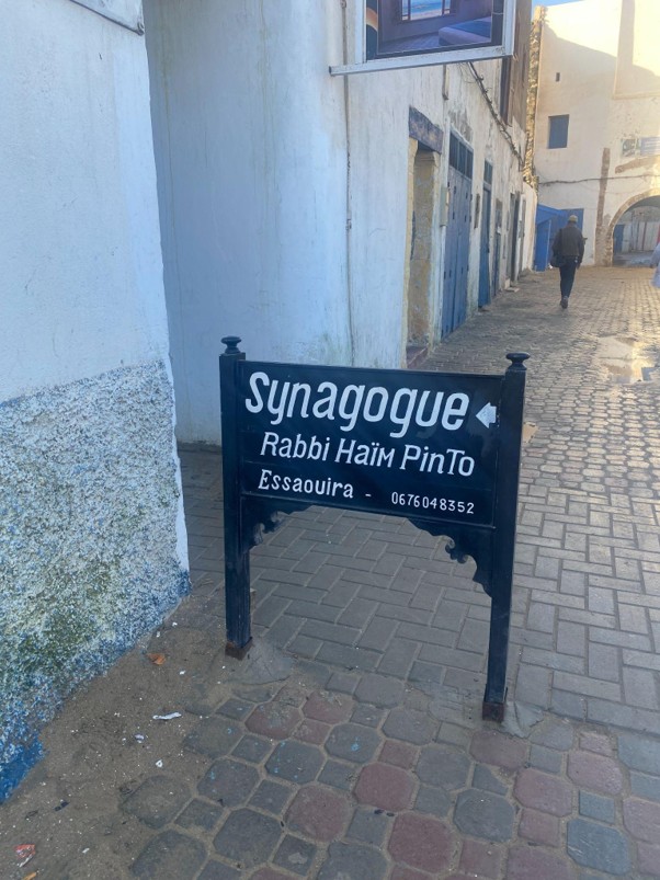 Panneau indiquant l’entrée de la synagogue dédiée à Rabbi Haïm Pinto (Hagadol) situé dans l’ancien mellah d’Essaouira. Photo prise par l’auteure, 2024.