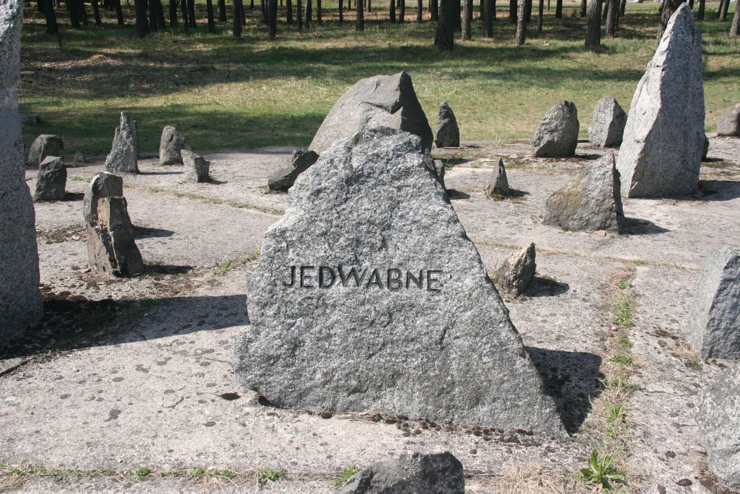 Piedra con la inscripción "Jedwabne" en el emplazamiento del antiguo campo de exterminio Treblinka II. Foto: Elżbieta Janicka, 26 de abril de 2019.