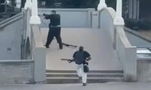ente o braço armado.