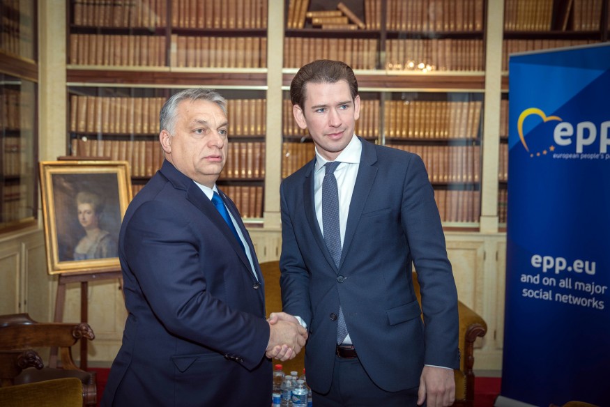 Sebastian Kurz et Viktor Orbán au sommet du PPE en décembre 2018. Sebastian Kurz se montra d’abord assez favorable au premier ministre hongrois Viktor Orban et à son refus d’accueillir des réfugiés. Mais ils se sont, entre temps, éloignés l’un de l’autre : Orban a été mis au ban du regroupement des conservateurs européens avec l’aval de Kurz, et ce dernier s’est réaligné sur la droite classique occidentale, en premier lieu la CDU allemande.