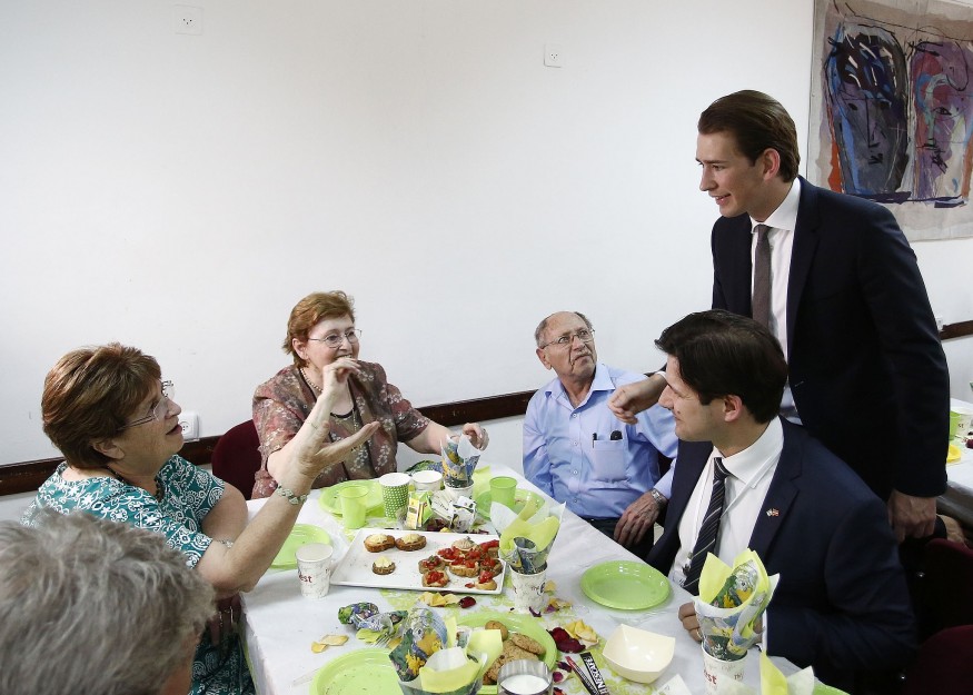 Sebastian Kurz rencontrant des rescapés autrichiens de la Shoah, à Jérusalem, le 16 mai 2016