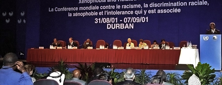 Le Secrétaire général de l'ONU Kofi Annan (à la tribune à droite) s'exprime lors de l'ouverture à Durban de la Conférence mondiale contre le racisme, la discrimination raciale, la xénophobie et l'intolérance qui y est associée. Photo ONU/Evan Schneider