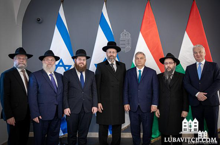 <strong>Le Premier Ministre hongrois Viktor Orban avec les membres de l'Association des Communautés Juives Orthodoxes (Chabad of Hungary)<strong>